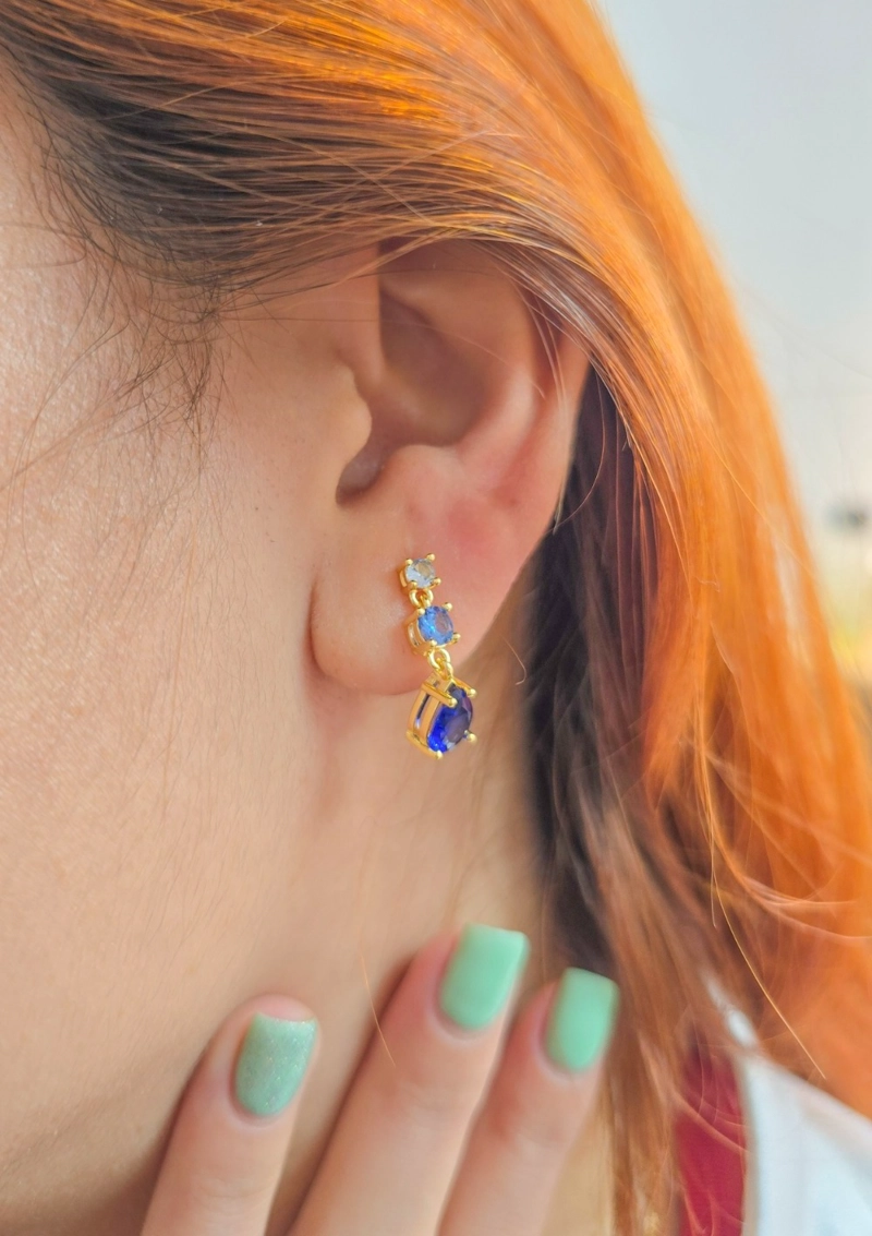 ARETE GOTA PENDULAR AZUL EN ORO LAMINADO 18K - 1