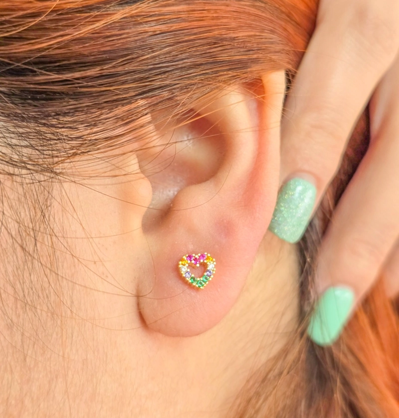 ARETE SILUETA DE CORAZON EN ORO LAMINADO 18K - 1