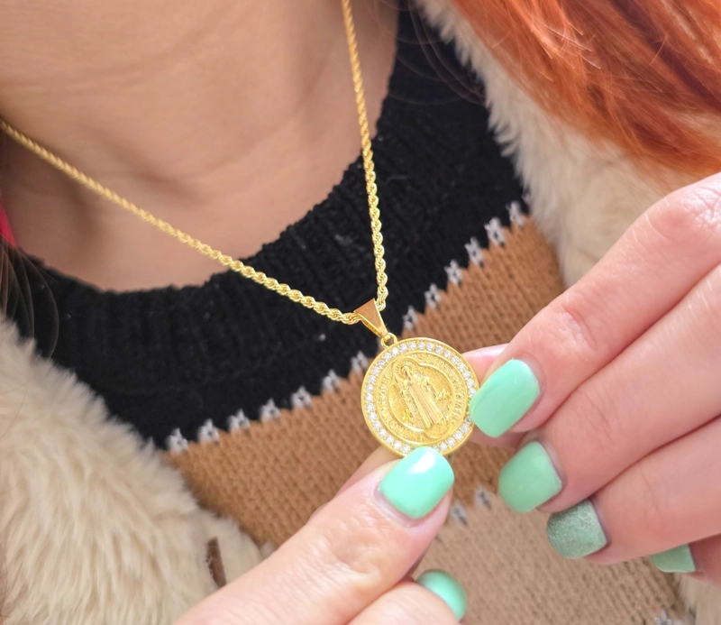 COLGANTE SAN BENITO EN ORO LAMINADO 18K - 3