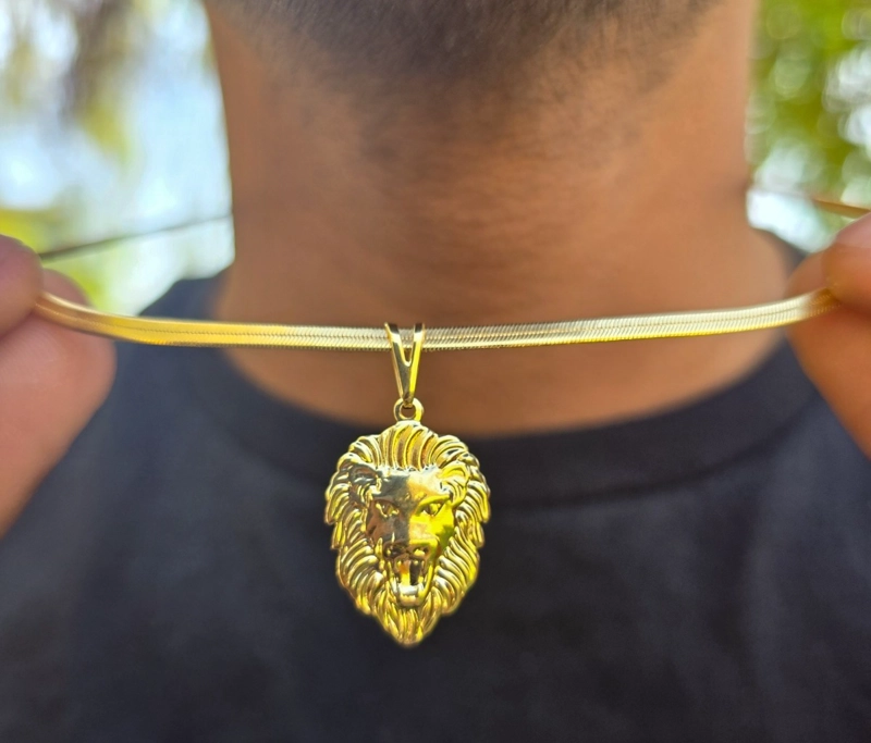 COLGANTE SILUETA DE LEON EN ORO LAMINADO 18K - 1