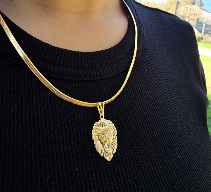 COLGANTE SILUETA DE LEON EN ORO LAMINADO 18K - 2