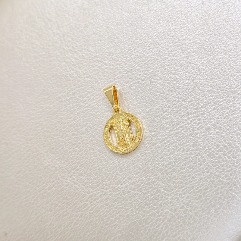 COLGANTE SAN BENITO SILUETA ORO LAMINADO 18K - 1