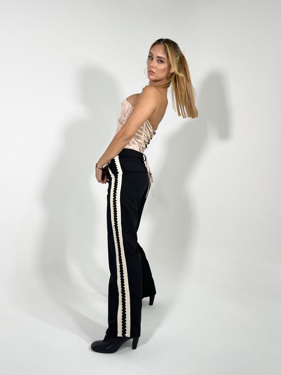 PANTALON BORADO LATERAL - 4