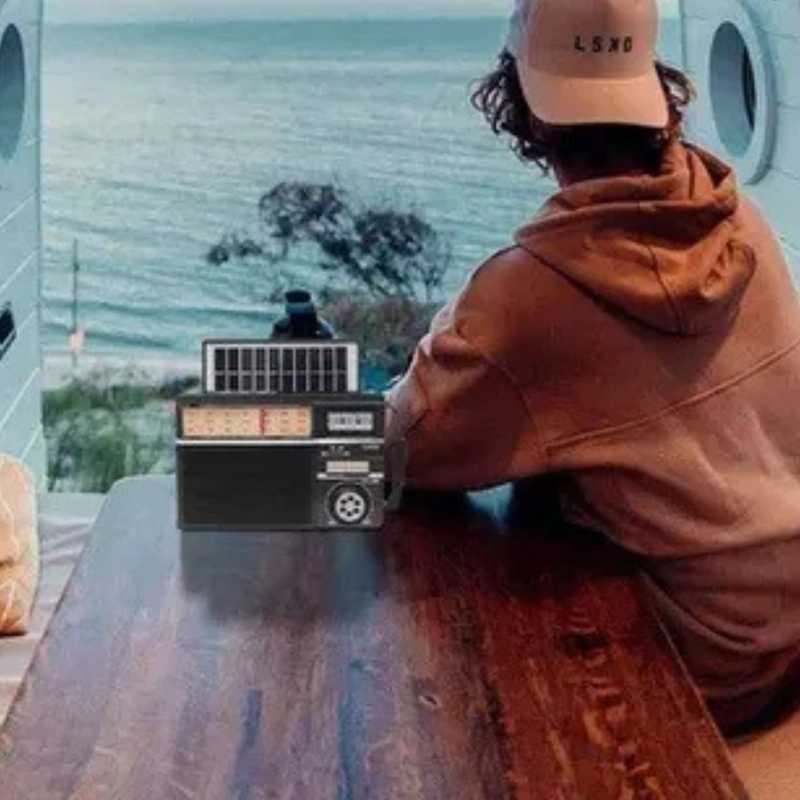 RADIO FM PORTATIL CON PANEL SOLAR RECARGABLE LAU - 5