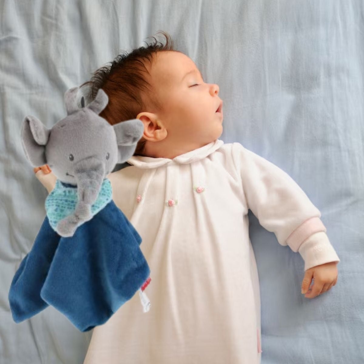 TOALLA MANTA DE APEGO TRANQUILIZANTE CON PELUCHE BEBE LAU - 2