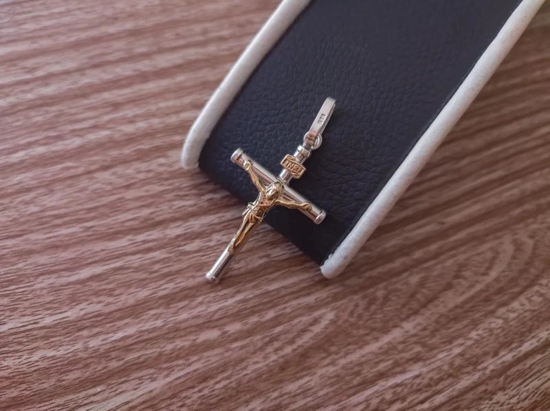 COLGANTE DIJE CRUCIFIJO O CRISTO DE PLATA CON BAÑO DE ORO - 2