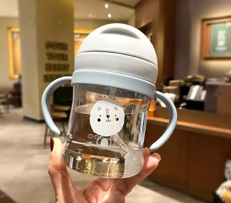 BOTELLA ANTIDERRAME CON BOMBILLA Y ASAS PARA BEBE - 2