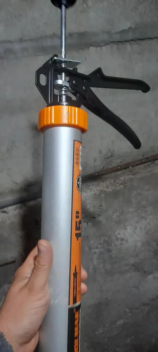PISTOLA CALAFATERA 15 PULGADAS PARA SILICONA - 1