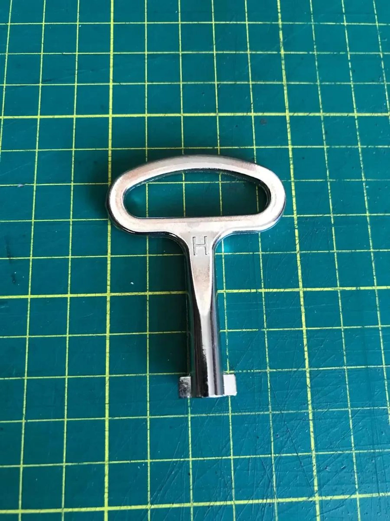 LLAVE DE TABLERO TIPO T DE ACERO INOXIDABLE - 3