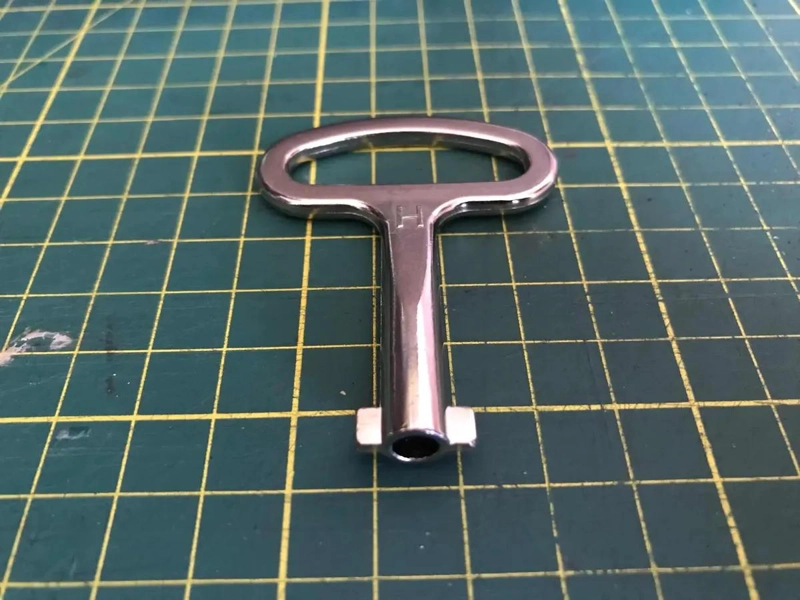 LLAVE DE TABLERO TIPO T DE ACERO INOXIDABLE - 4