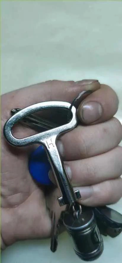 LLAVE DE TABLERO TIPO T DE ACERO INOXIDABLE - 6