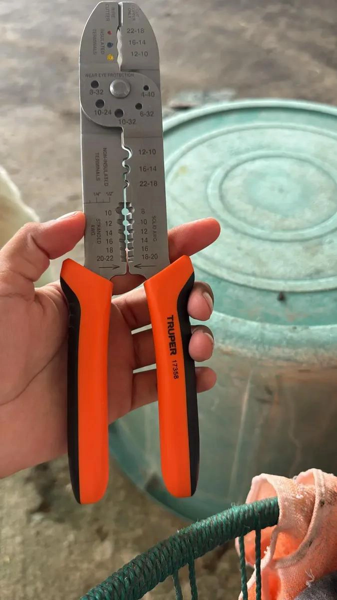 PINZA PELACABLES 10'' 20-10 AWG CON MANGO ANTIDESLIZANTE - 2