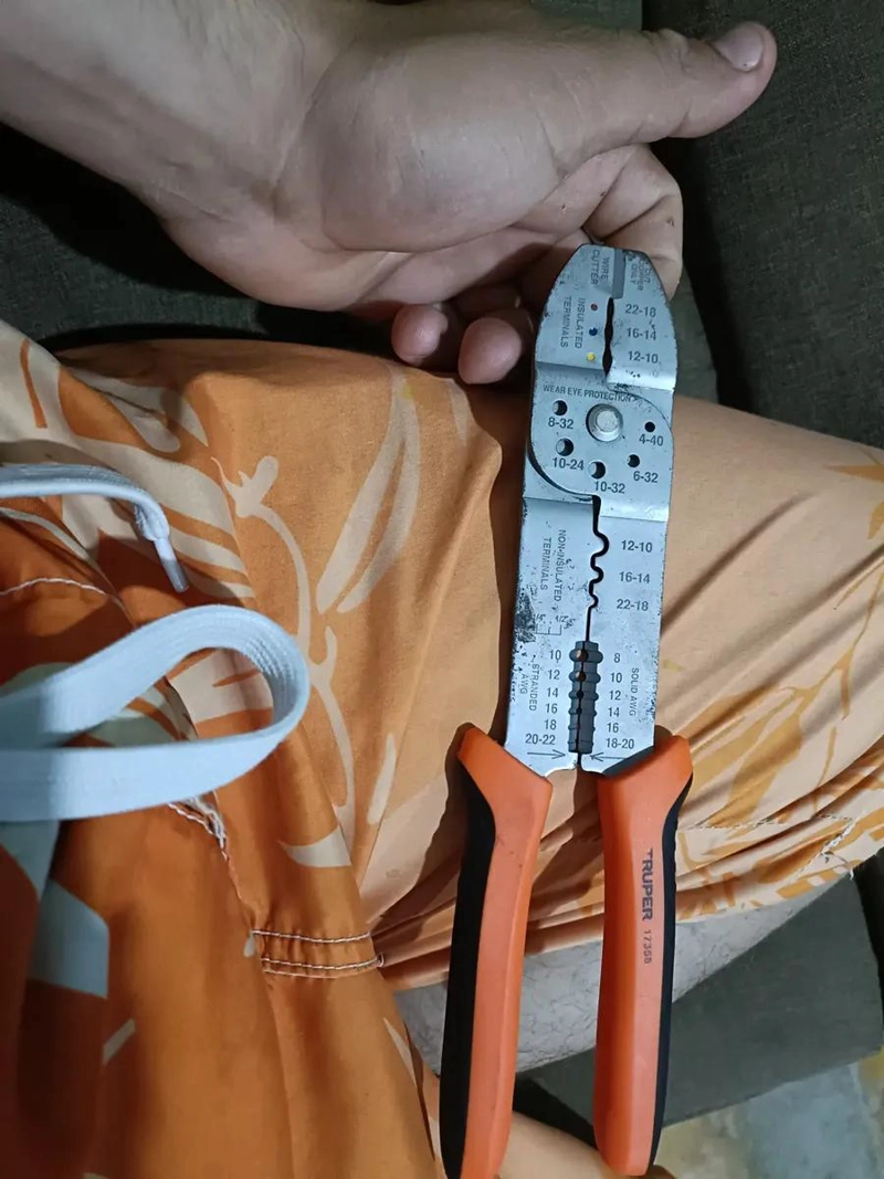 PINZA PELACABLES 10'' 20-10 AWG CON MANGO ANTIDESLIZANTE - 3