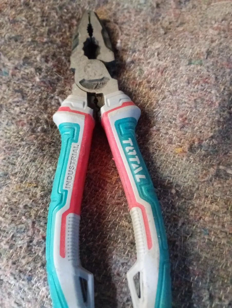 PINZA ALICATE 180 MM CON MANGO DE GOMA - 1