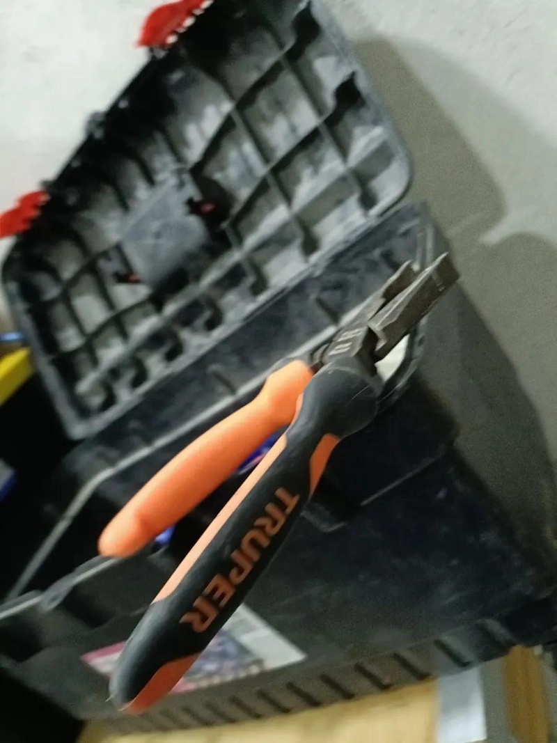PINZA ELECTRICISTA 8'' CON MANGO DE GOMA - 5