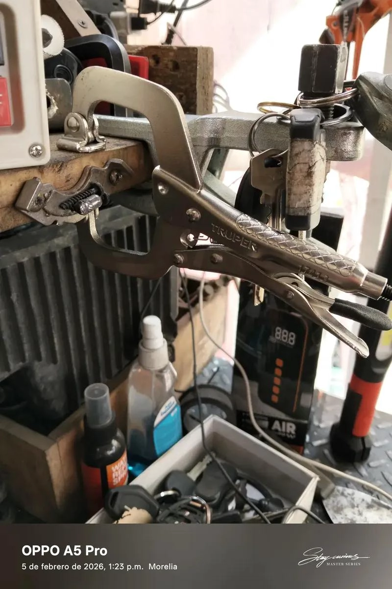 PINZA DE PRESION 'C' 6 PULGADAS CON MORDAZA AUTOAJUSTABLE - 1