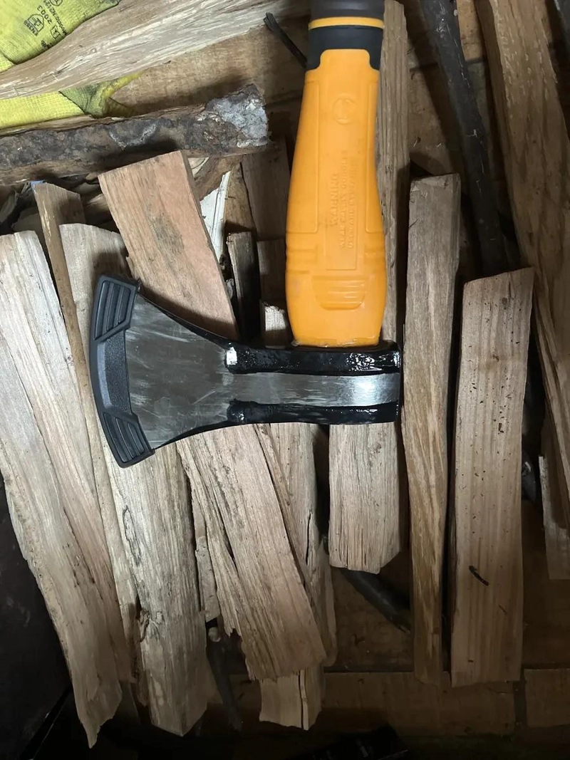 HACHA DE MANO CON MANGO DE FIBRA DE VIDRIO 800G - 1