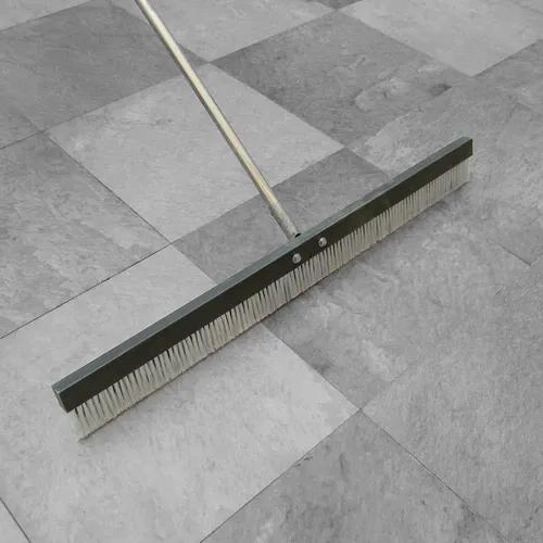ESCOBA PARA HORMIGON CON CERDAS DE FIBRA PLASTICA Y MANGO - 4