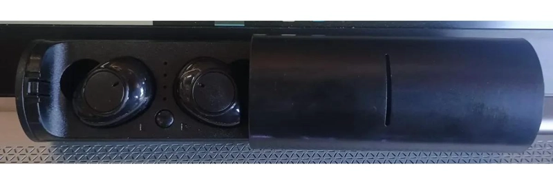 AUDIFONOS BLUETOOTH CON FUNDA Y ACCESORIOS NEGROS - 4