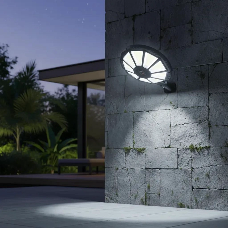 FOCO REFLECTOR SOLAR EXTERIOR LED CON SENSOR Y MANDO - 1