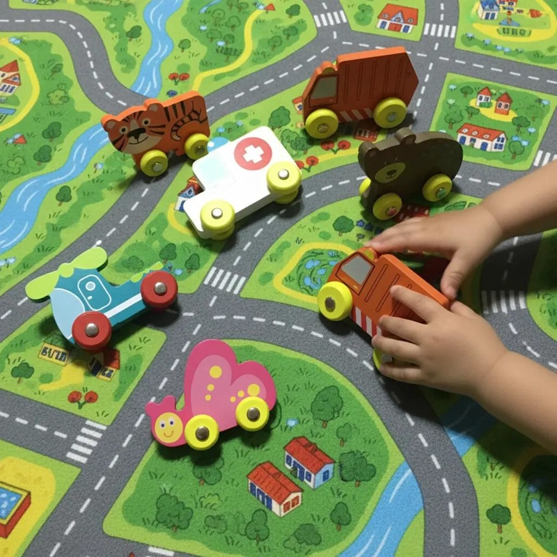 SET DE 8 AUTOS DE MADERA CON ANIMALES Y EMERGENCIAS - 5