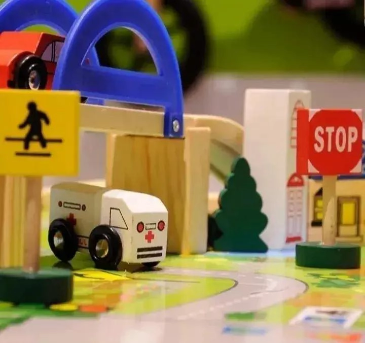 PISTA DE AUTOS Y TREN DE MADERA CON PUENTE 88 PIEZAS - 2