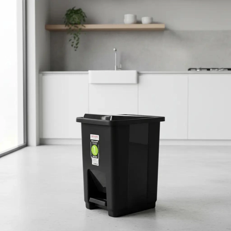 BASURERO PLASTICO CON PEDAL 7 LITROS COLOR NEGRO - 1
