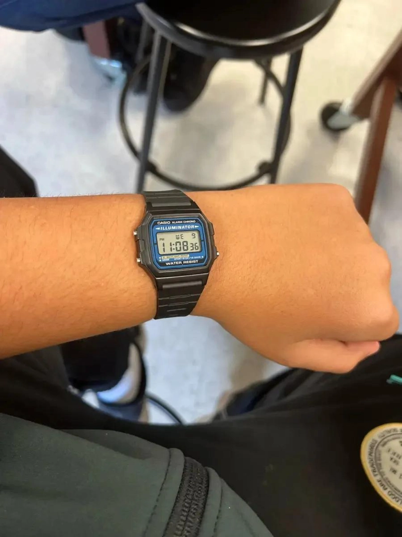 RELOJ DIGITAL VINTAGE PARA HOMBRE CON CRONOMETRO - 5
