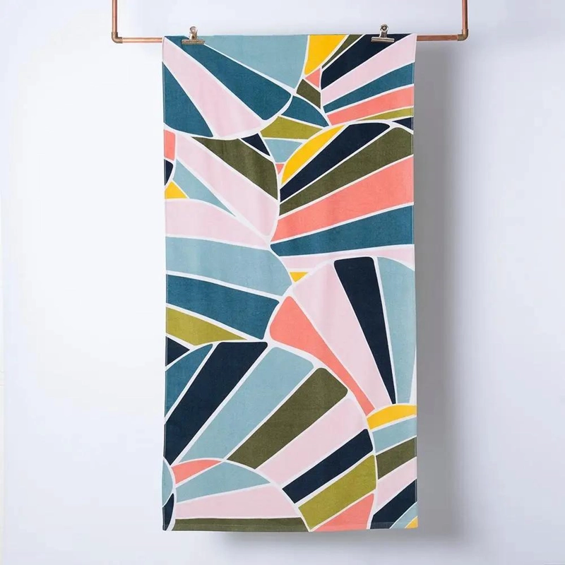 TOALLA DE ALGODON 70X150 CM CON ESTAMPADO Y BOLSA - 1
