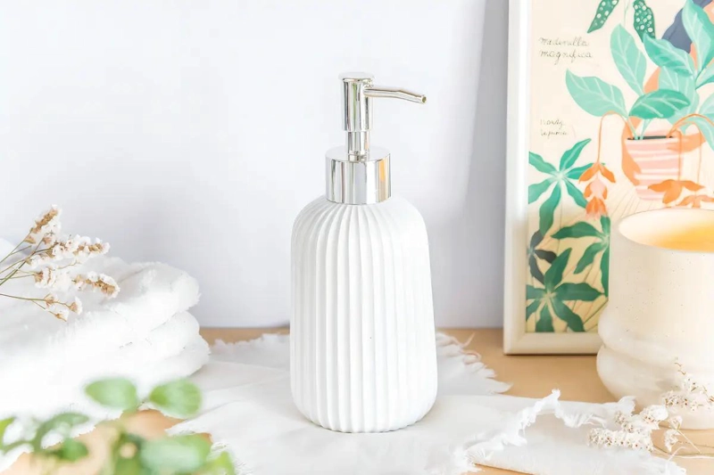 DISPENSER DE JABON BLANCO DE POLIRESINA 19X7 CM - 1