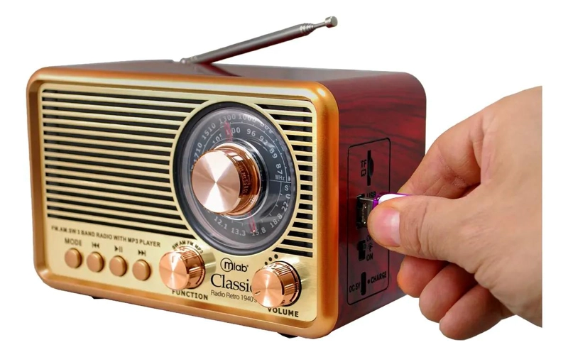 RADIO PORTATIL RETRO RECARGABLE CON LINTERNA - 4