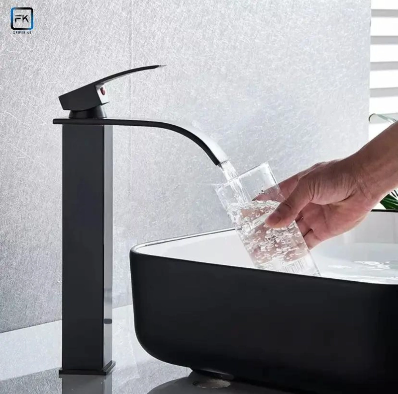 LLAVE MONOMANDO ALTA PARA VANITORIO NEGRO MATE - 3