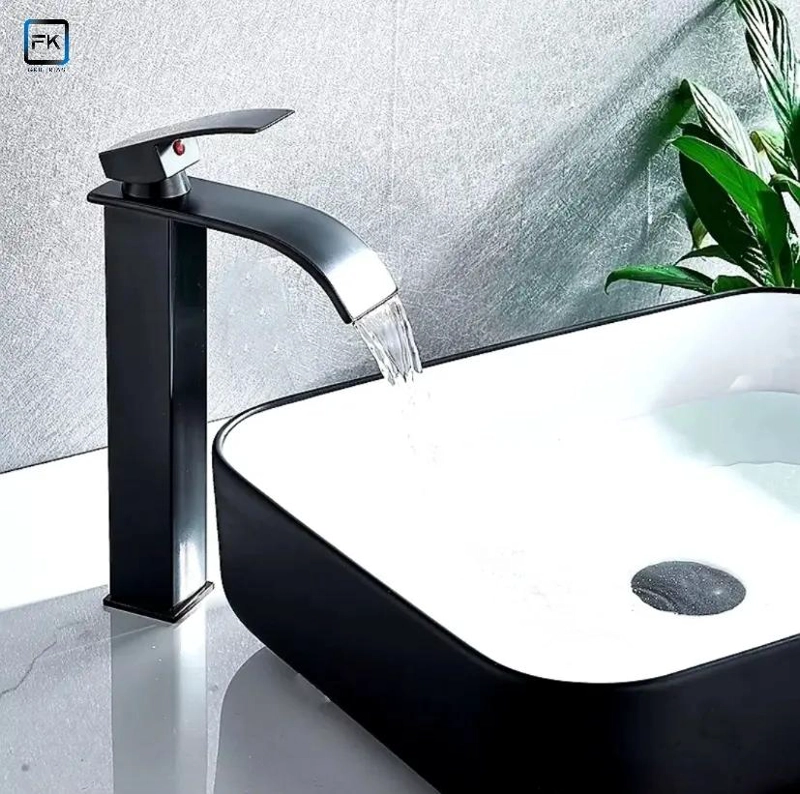 LLAVE MONOMANDO ALTA PARA VANITORIO NEGRO MATE - 4