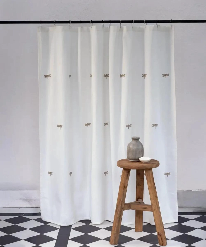 CORTINA DE BAÑO BEIGE CON DISEÑO DE LIBE LULAS - 1