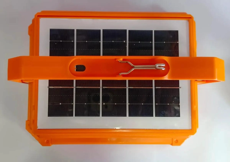 REFLECTOR LED CON PANEL SOLAR Y KIT DE HERRAMIENTAS - 3