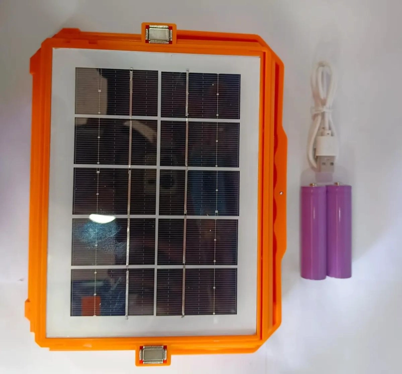 REFLECTOR LED CON PANEL SOLAR Y KIT DE HERRAMIENTAS - 4