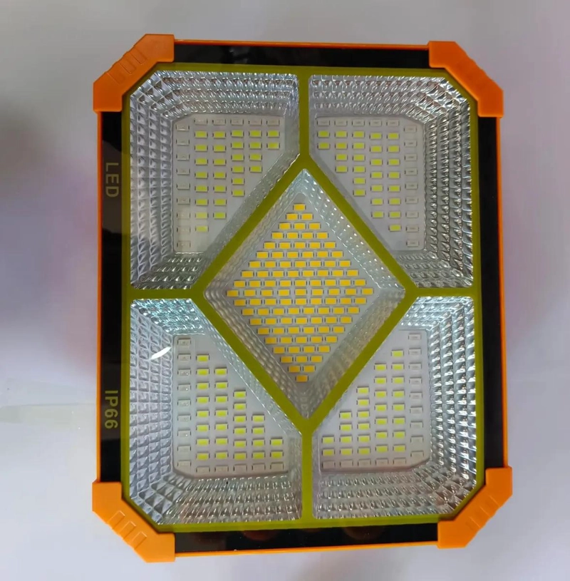REFLECTOR LED CON PANEL SOLAR Y KIT DE HERRAMIENTAS - 5
