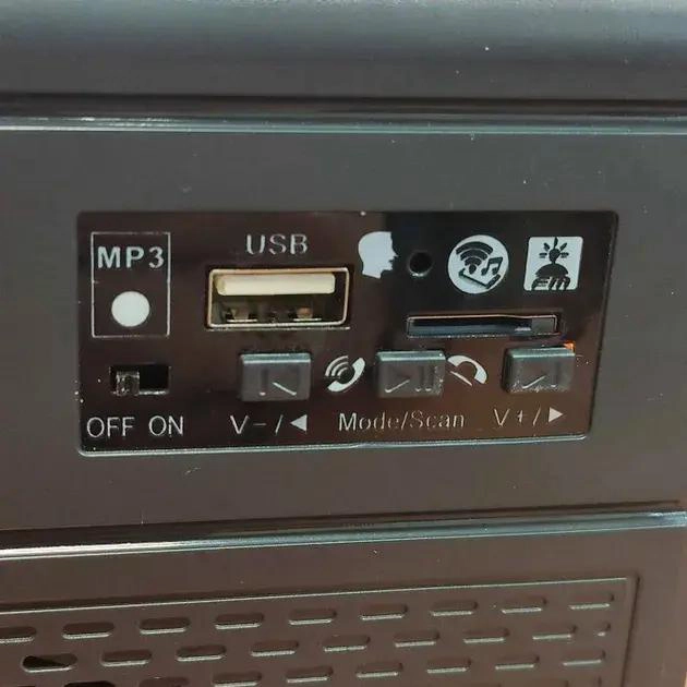 KIT DE EMERGENCIA SOLAR CON RADIO, LINTERNA Y FOCO - 5