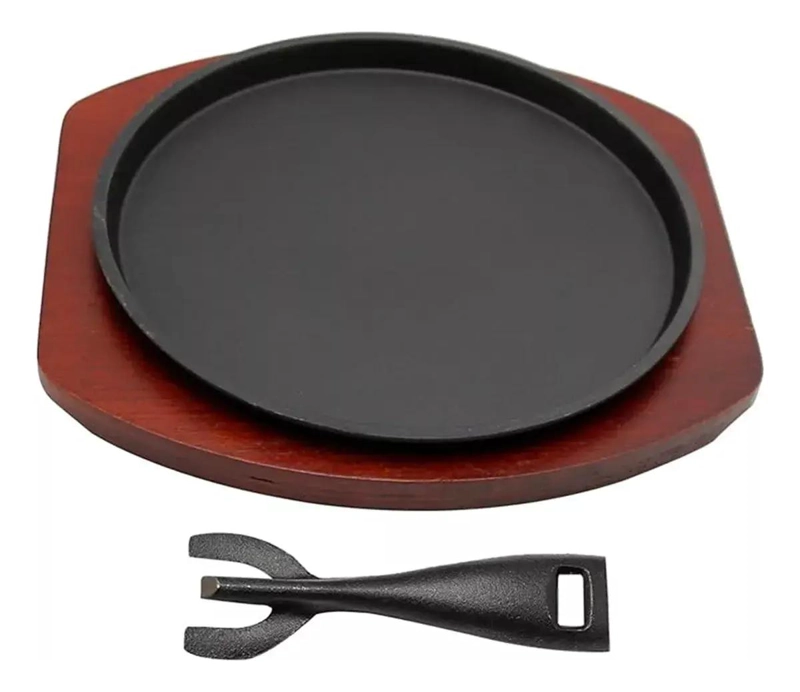 PLANCHA DE FIERRO FUNDIDO CON BASE DE MADERA Y PINZA - 5