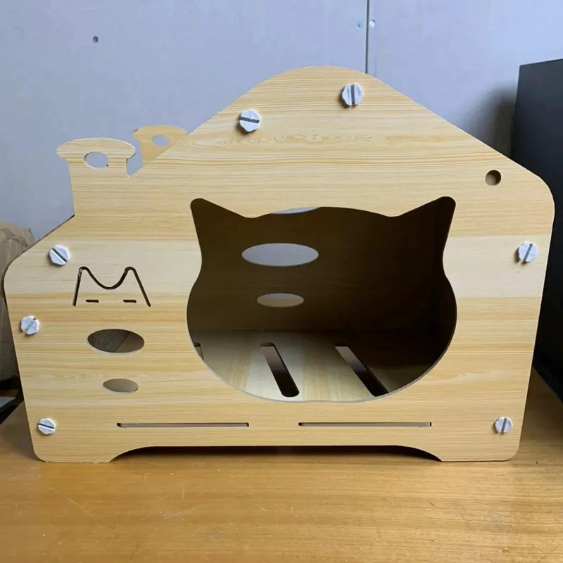 RASCADOR PARA GATOS CON DISEÑO DE CASA EN CARTON Y MADERA RESISTENTE - 5