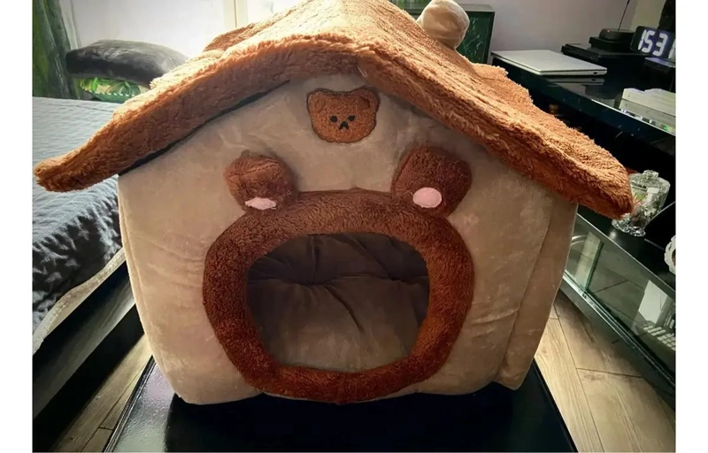 CAMA PARA MASCOTAS CON DISEÑO CASITA COLOR MARRON COMODO Y ACOGEDOR - 4