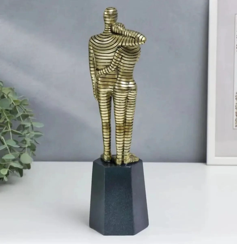 ESCULTURA DECORATIVA DORADA DE PERSONAJE PARA DECORACION DE INTERIORES - 1