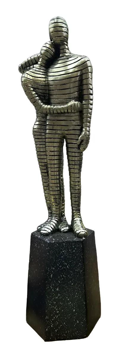 ESCULTURA DECORATIVA DORADA DE PERSONAJE PARA DECORACION DE INTERIORES - 2