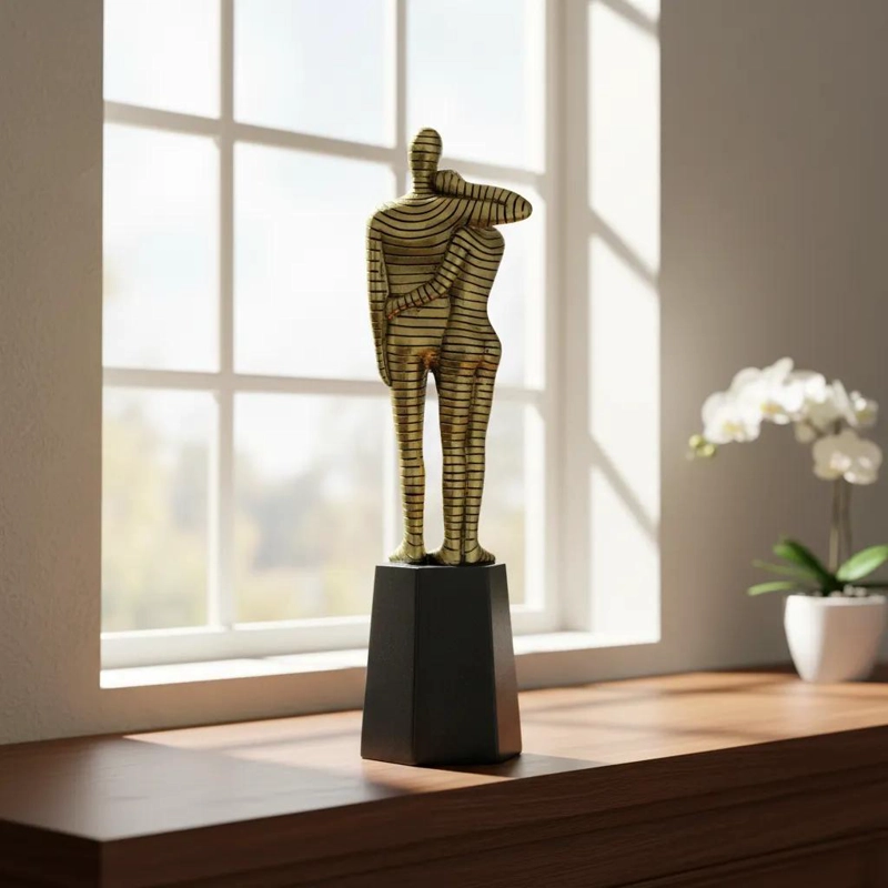 ESCULTURA DECORATIVA DORADA DE PERSONAJE PARA DECORACION DE INTERIORES - 4