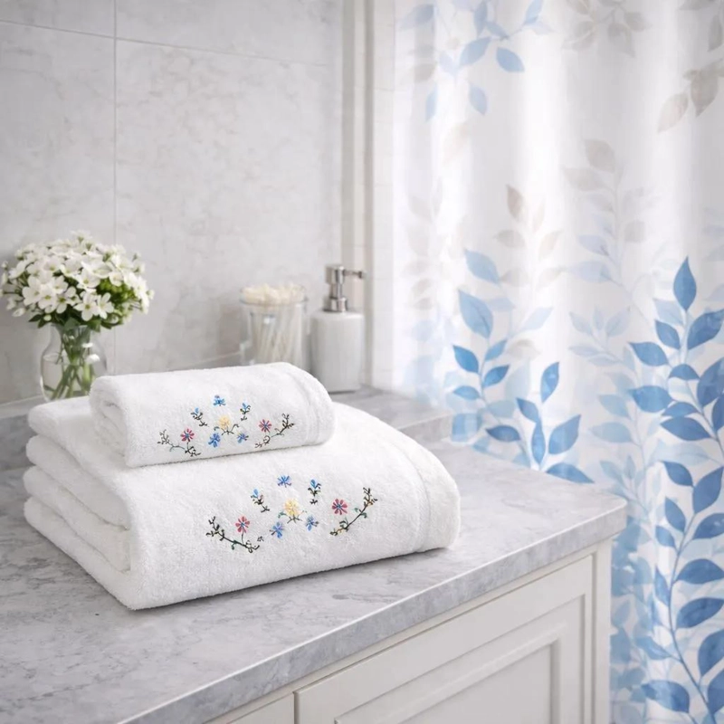 SET DE TRES TOALLAS BORDADAS DE ALGODON 550 GSM CON DISEÑO FLORAL Y CORTINA - 1