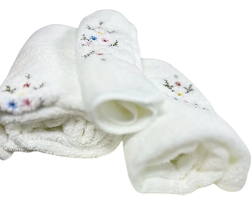 SET DE TRES TOALLAS BORDADAS DE ALGODON 550 GSM CON DISEÑO FLORAL Y CORTINA - 3