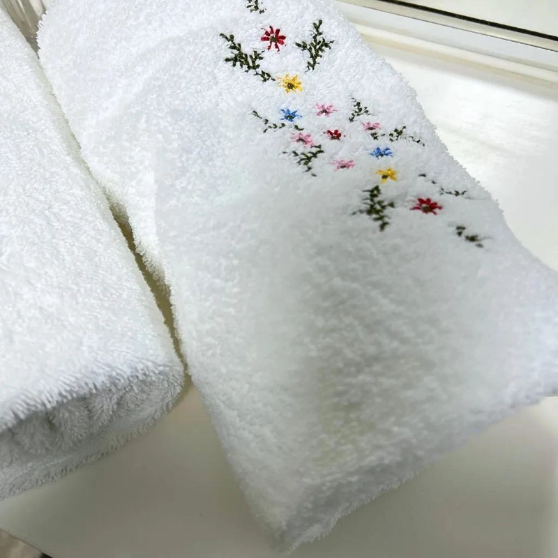 SET DE TRES TOALLAS BORDADAS DE ALGODON 550 GSM CON DISEÑO FLORAL Y CORTINA - 5