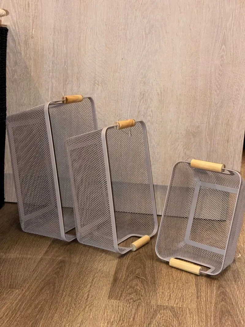 SET DE 3 CANASTOS METALICOS CON MANGO DE MADERA PARA ORGANIZACION HOGAREÑA - 4