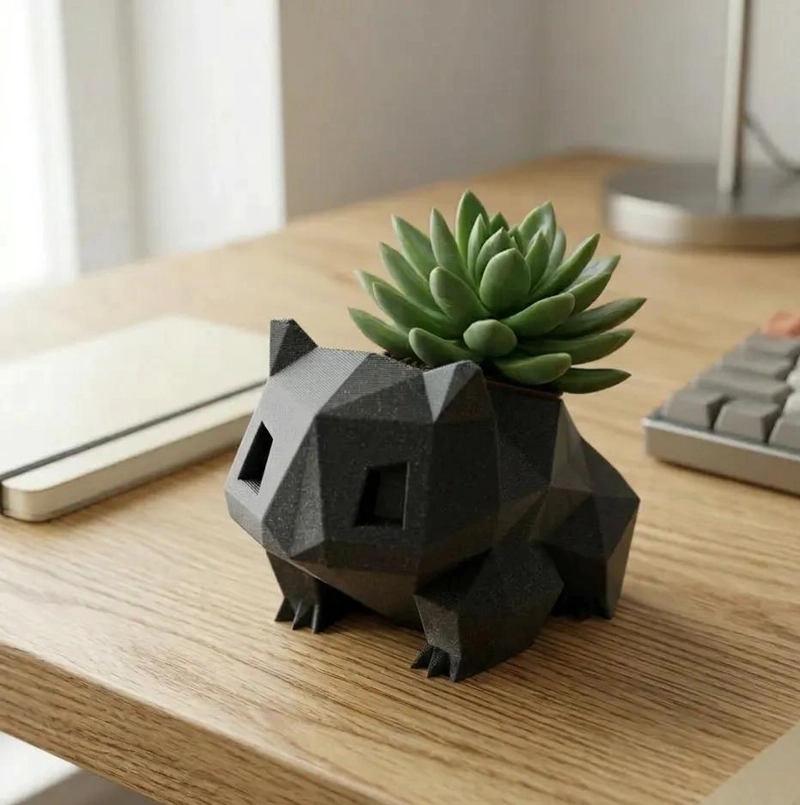 FIGURA DECORATIVA BULBASAUR MACETERO PARA ESCRITORIO EN DISEÑO 3D - 1