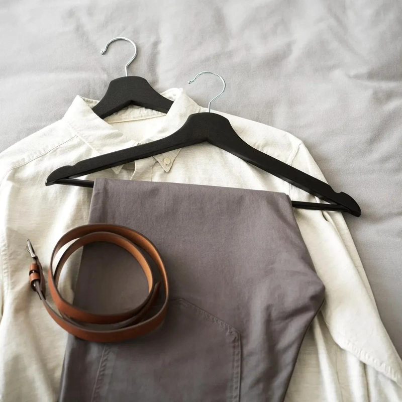 SET DE 8 COLGADORES DE MADERA MACIZA NATURAL PARA ROPA DE 43 CM EN COLOR NEGRO - 4